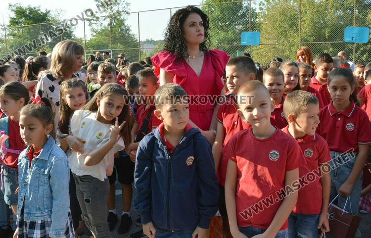 Тържествено откриха учебната година във „Васил Левски“ със 760 ученици