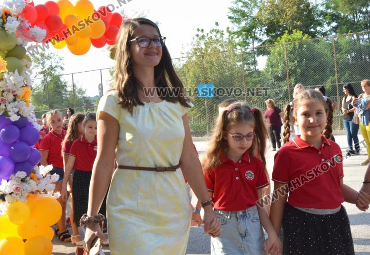 Тържествено откриха учебната година във „Васил Левски“ със 760 ученици