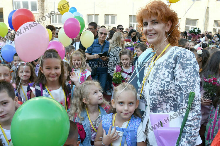 Шест паралелки първокласници посрещнаха в училище „Св. Иван Рилски“