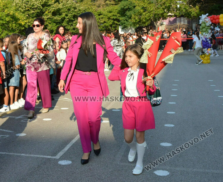 Тържествено откриха учебната година във „Васил Левски“ със 760 ученици