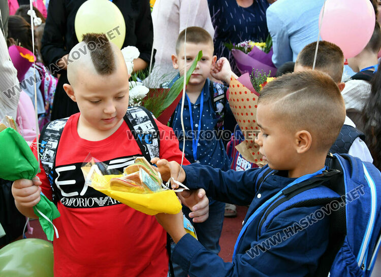 Шест паралелки първокласници посрещнаха в училище „Св. Иван Рилски“