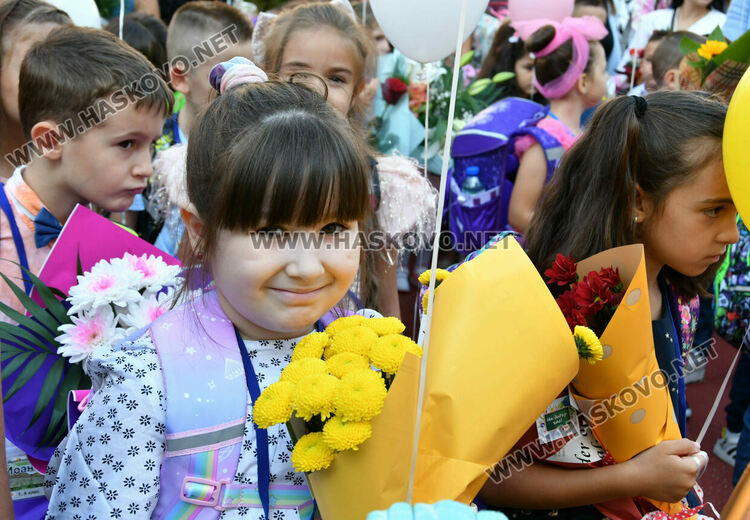 Шест паралелки първокласници посрещнаха в училище „Св. Иван Рилски“