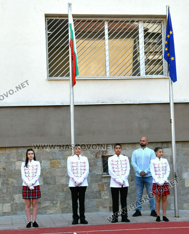 Шест паралелки първокласници посрещнаха в училище „Св. Иван Рилски“