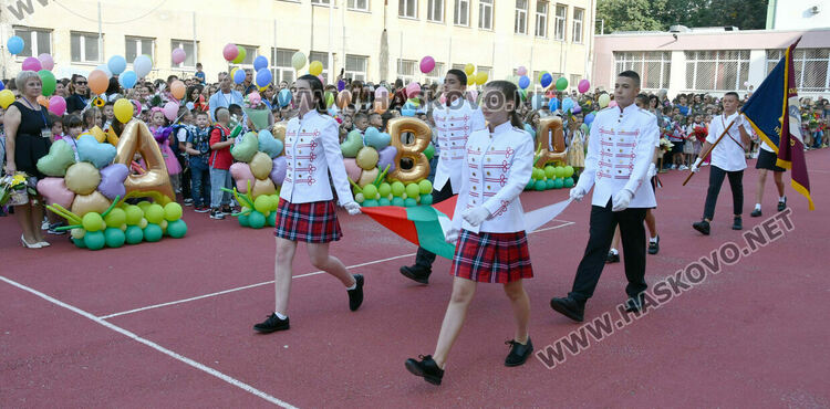 Шест паралелки първокласници посрещнаха в училище „Св. Иван Рилски“