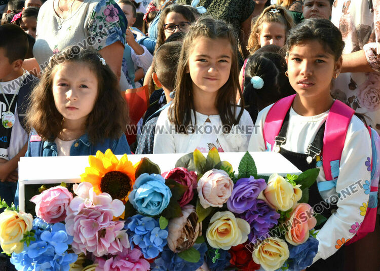 Тържествено откриха учебната година във „Васил Левски“ със 760 ученици