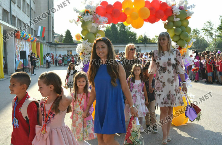 Тържествено откриха учебната година във „Васил Левски“ със 760 ученици
