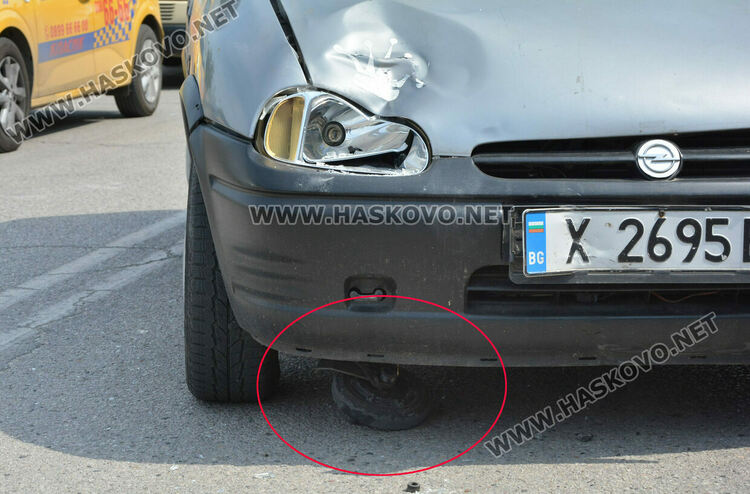 20-годишна с тротинетка се заби в кола и се качи на тавана й