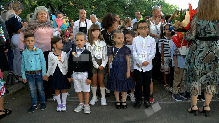 13 745 ученици от областта прекрачиха прага на училище днес