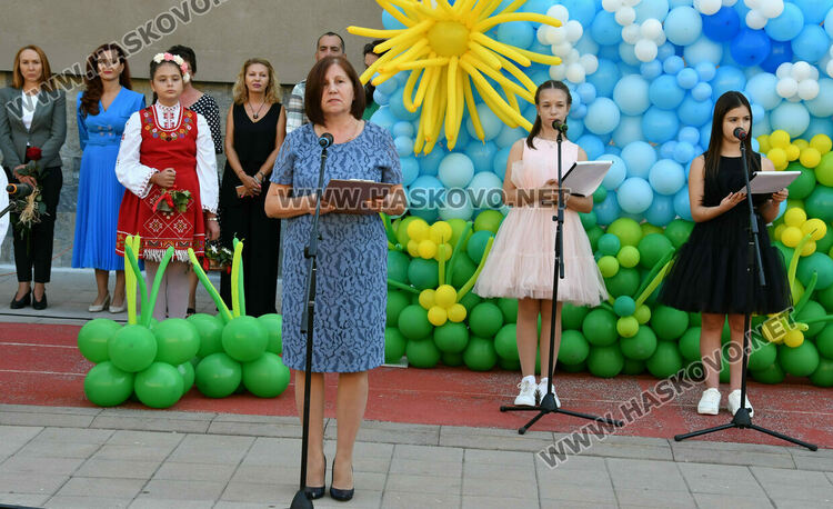 Шест паралелки първокласници посрещнаха в училище „Св. Иван Рилски“