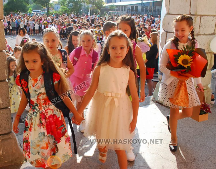 Емоционалeн първи учебен ден за първолаците в ОУ “Христо Смирненски“