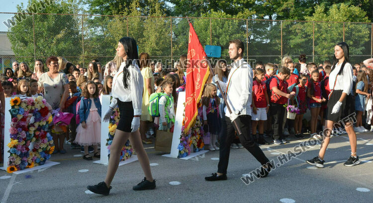 Тържествено откриха учебната година във „Васил Левски“ със 760 ученици