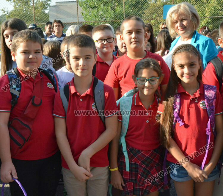 Тържествено откриха учебната година във „Васил Левски“ със 760 ученици