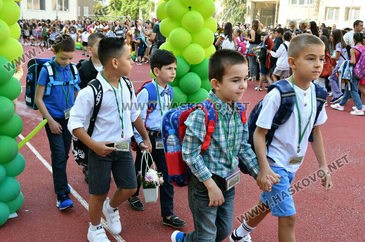 Шест паралелки първокласници посрещнаха в училище „Св. Иван Рилски“