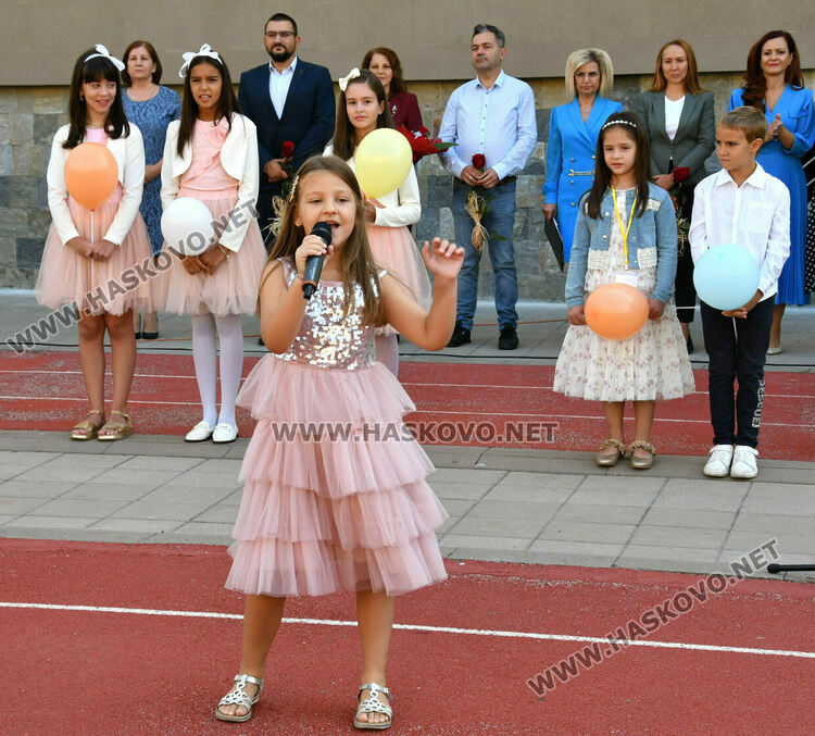 Шест паралелки първокласници посрещнаха в училище „Св. Иван Рилски“