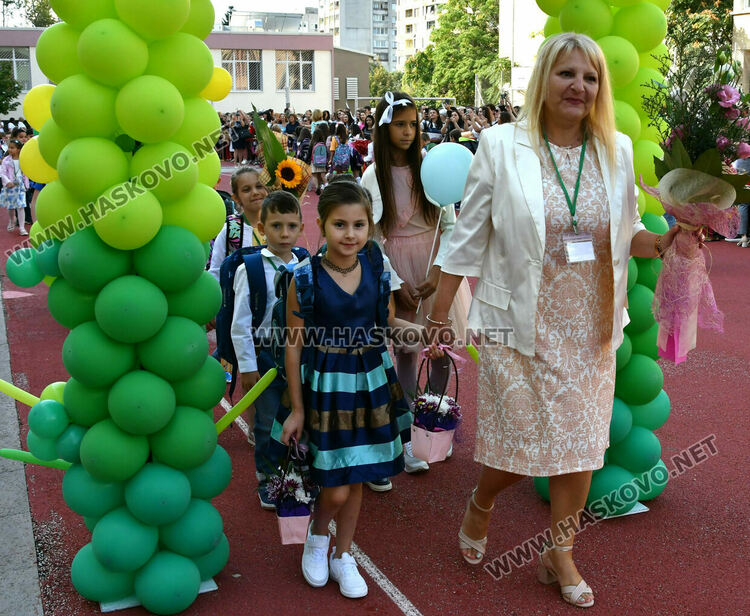 Шест паралелки първокласници посрещнаха в училище „Св. Иван Рилски“