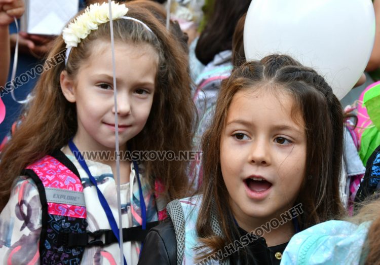 Шест паралелки първокласници посрещнаха в училище „Св. Иван Рилски“