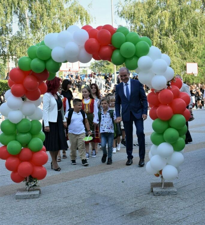 Откриха новата учебна година в Асеновград (снимки)