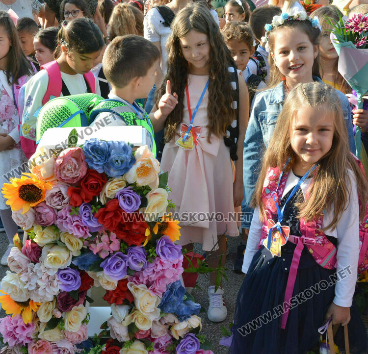 Тържествено откриха учебната година във „Васил Левски“ със 760 ученици
