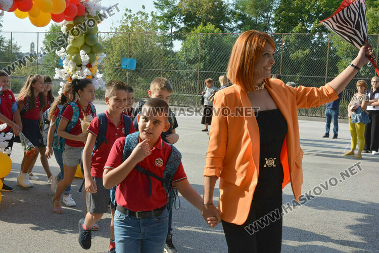 Тържествено откриха учебната година във „Васил Левски“ със 760 ученици