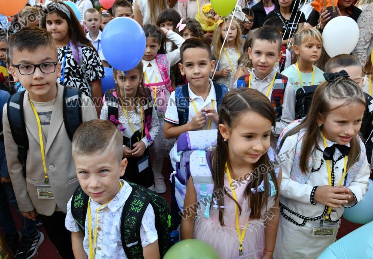 Шест паралелки първокласници посрещнаха в училище „Св. Иван Рилски“