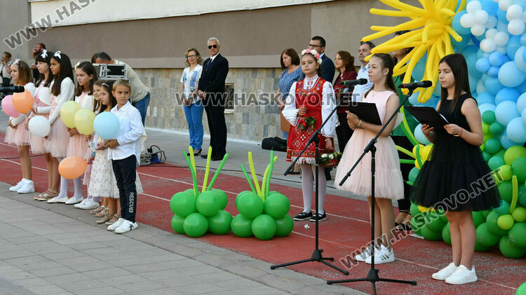 Шест паралелки първокласници посрещнаха в училище „Св. Иван Рилски“