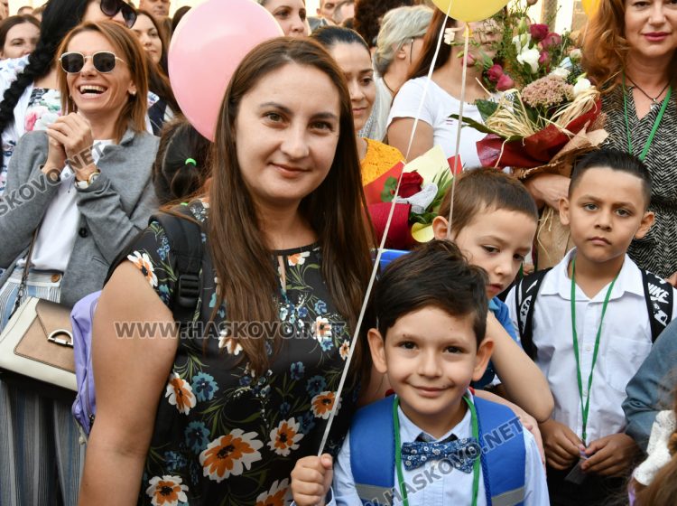 Шест паралелки първокласници посрещнаха в училище „Св. Иван Рилски“