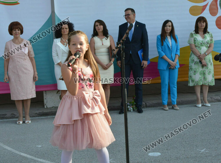 Тържествено откриха учебната година във „Васил Левски“ със 760 ученици