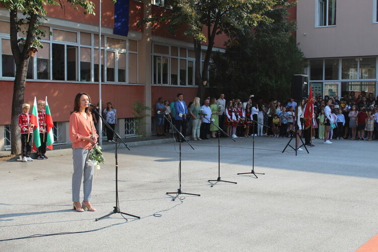 Кметът на общината откри учебната година в най-голямото димитровградско школо