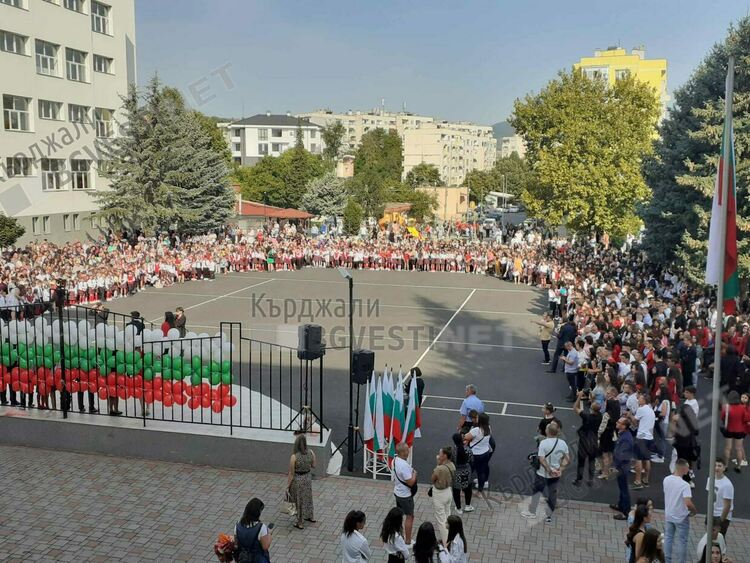 13 745 ученици от областта прекрачиха прага на училище днес