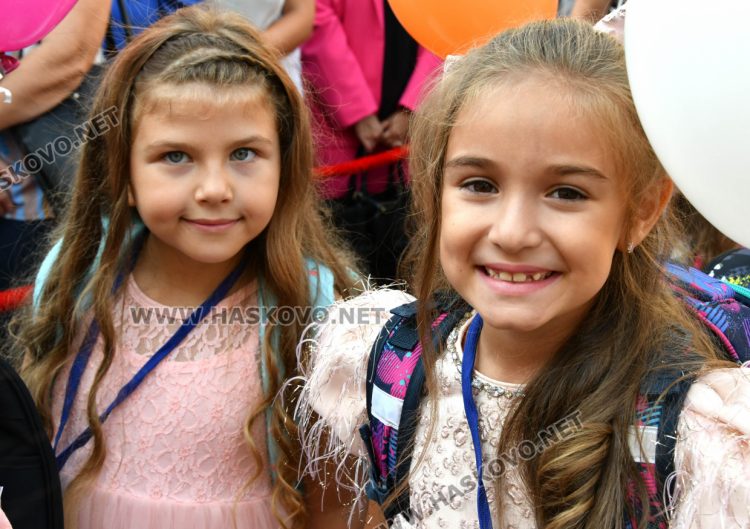 Шест паралелки първокласници посрещнаха в училище „Св. Иван Рилски“