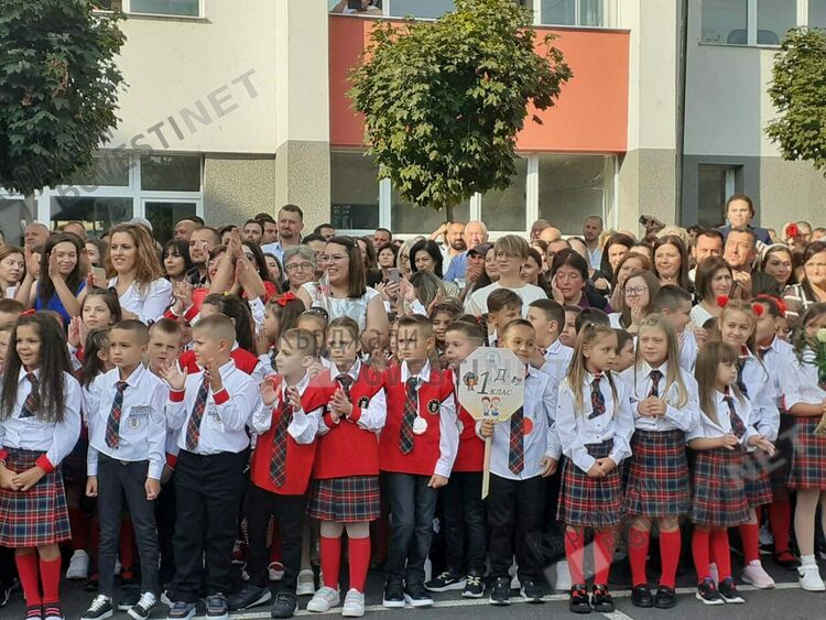 13 745 ученици от областта прекрачиха прага на училище днес