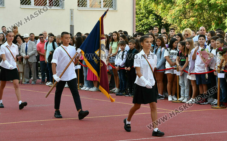 Шест паралелки първокласници посрещнаха в училище „Св. Иван Рилски“