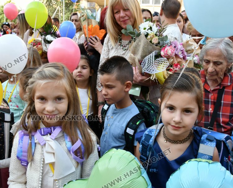 Шест паралелки първокласници посрещнаха в училище „Св. Иван Рилски“