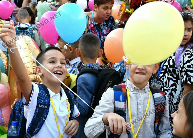 Шест паралелки първокласници посрещнаха в училище „Св. Иван Рилски“