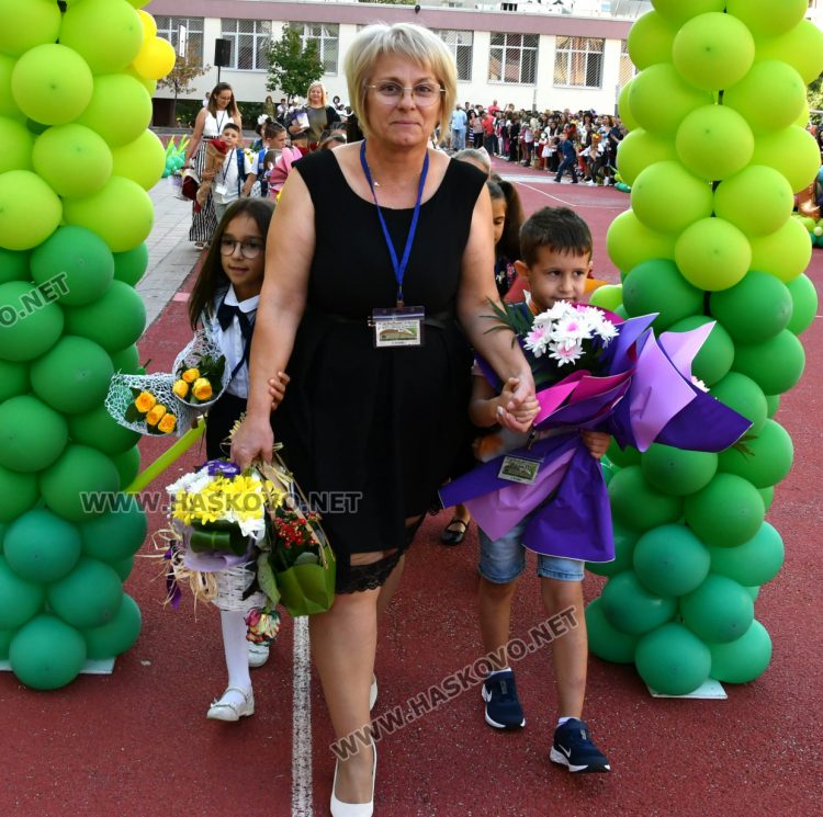 Шест паралелки първокласници посрещнаха в училище „Св. Иван Рилски“