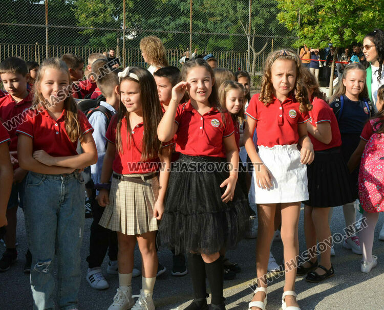 Тържествено откриха учебната година във „Васил Левски“ със 760 ученици