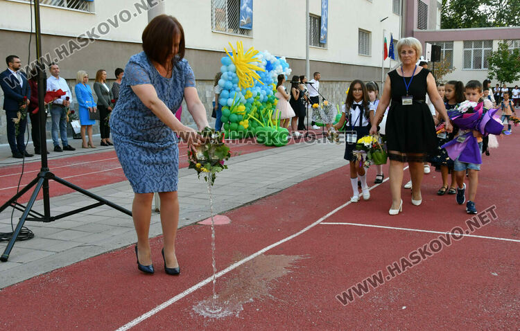 Шест паралелки първокласници посрещнаха в училище „Св. Иван Рилски“