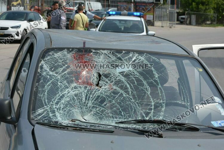 20-годишна с тротинетка се заби в кола и се качи на тавана й