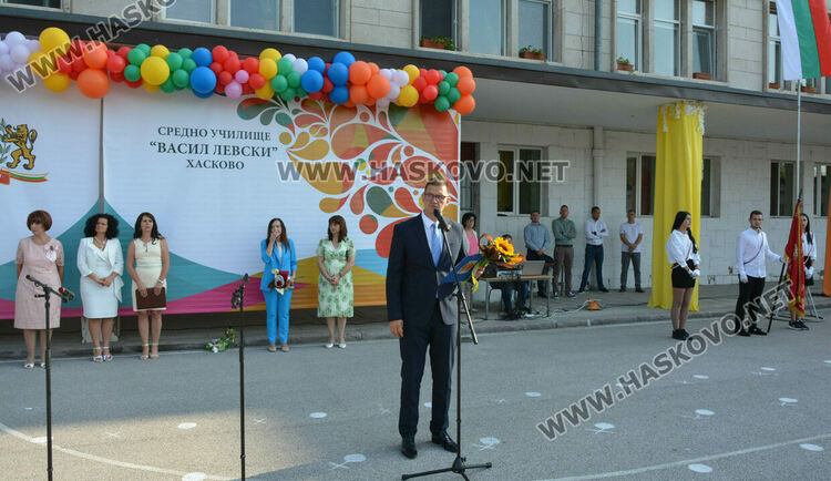 Тържествено откриха учебната година във „Васил Левски“ със 760 ученици