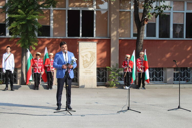 Кметът на общината откри учебната година в най-голямото димитровградско школо