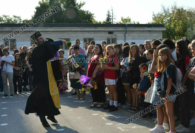 Тържествено откриха учебната година във „Васил Левски“ със 760 ученици