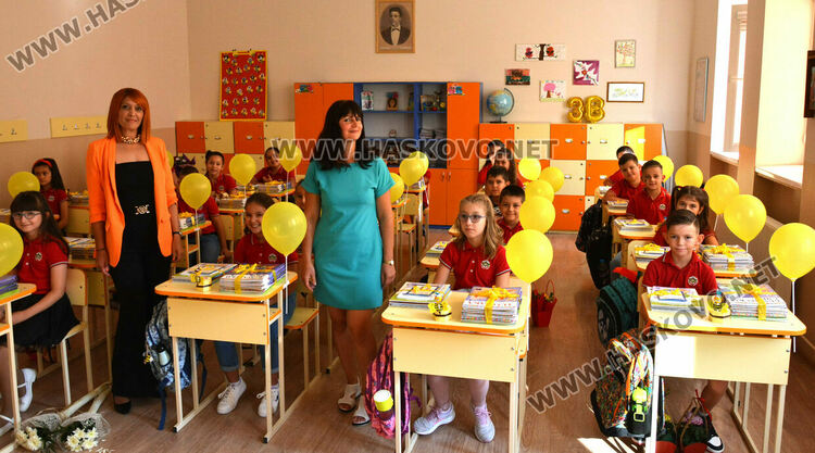 Тържествено откриха учебната година във „Васил Левски“ със 760 ученици