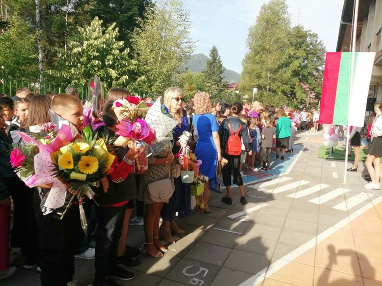 ЧЕСТИТ ПЪРВИ УЧЕБЕН ДЕН! /галерия/