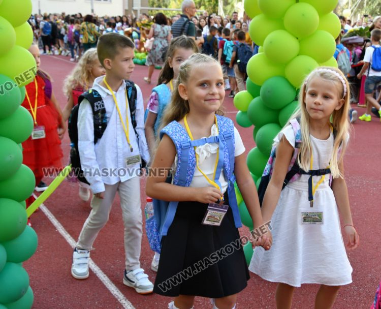 Шест паралелки първокласници посрещнаха в училище „Св. Иван Рилски“