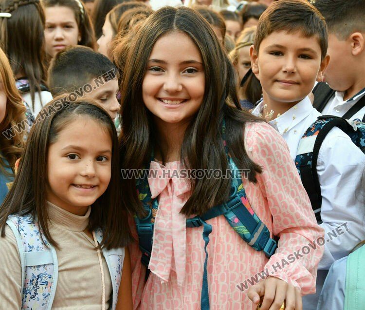 Шест паралелки първокласници посрещнаха в училище „Св. Иван Рилски“
