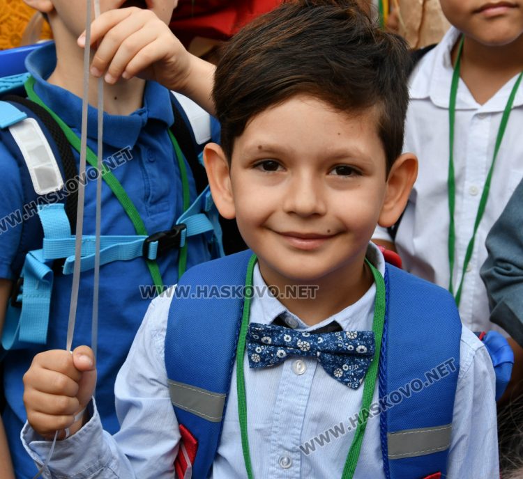 Шест паралелки първокласници посрещнаха в училище „Св. Иван Рилски“