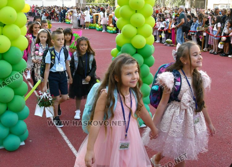 Шест паралелки първокласници посрещнаха в училище „Св. Иван Рилски“