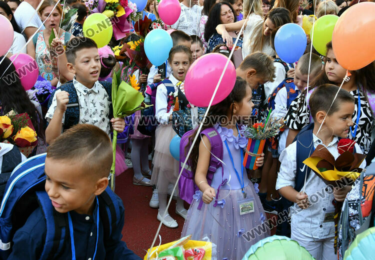 Шест паралелки първокласници посрещнаха в училище „Св. Иван Рилски“
