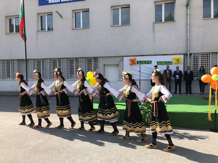 ЧЕСТИТ ПЪРВИ УЧЕБЕН ДЕН! /галерия/