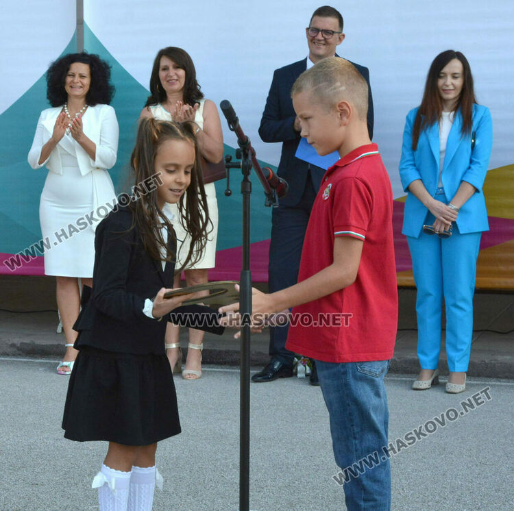 Тържествено откриха учебната година във „Васил Левски“ със 760 ученици